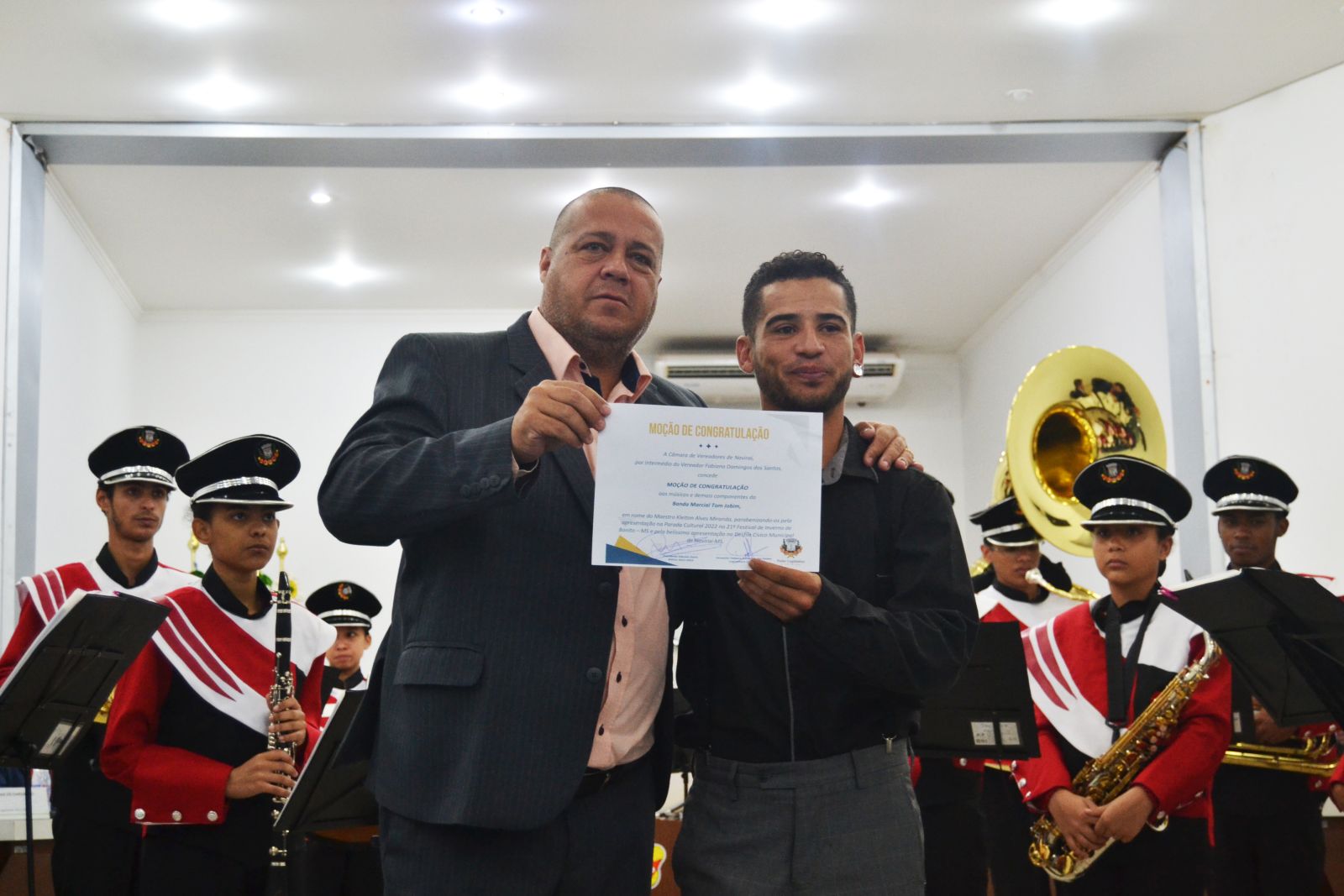 Fabiano entrega Moção de Congratulação para o Maestro Kleiton Alves Miranda